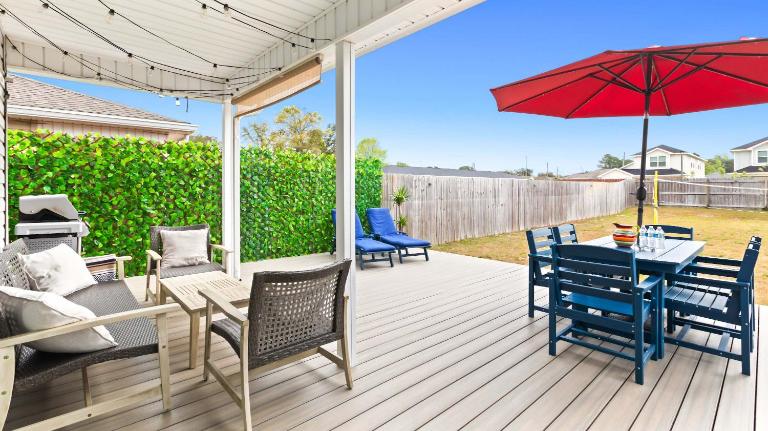 New Home with Fenced Yard Large Deck & Fire Pit - B&B Navarre