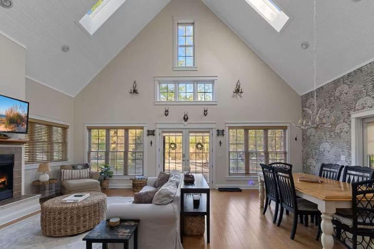 Deer Haus by Juniper Holiday + Home - Bed and Breakfast New Buffalo