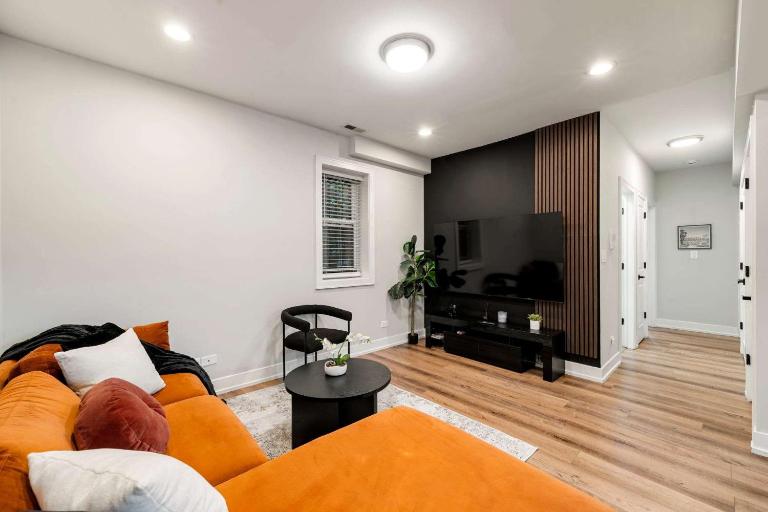 Welcome to our Charming 2BD 2BA Pilsen Apartment - B&B Chicago