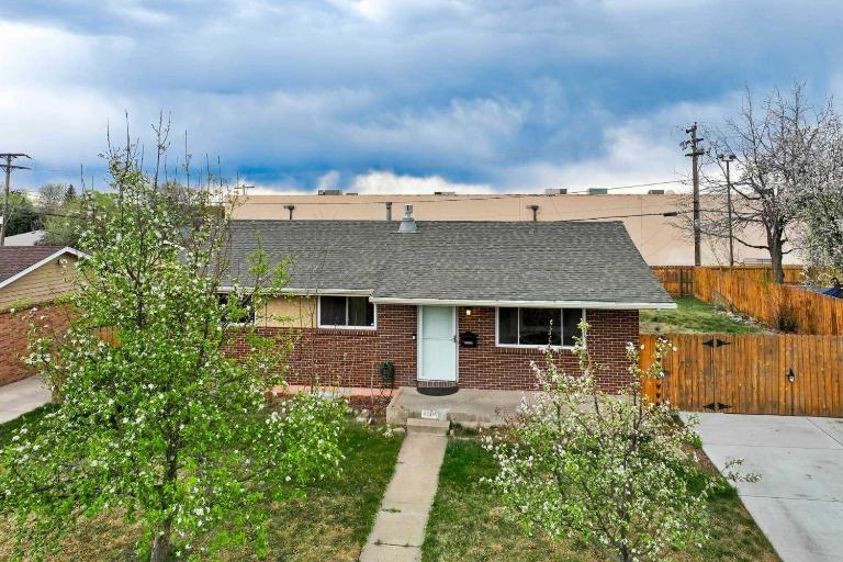 Spacious 3BR Home Sleeps 6 Near Denver&Red Rocks - B&B Arvada