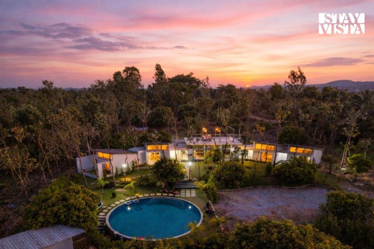 StayVista at SIHAYA with jacuzzi, mountain view & AC - B&B Mysuru