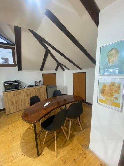 Van Gogh City Center Apartment 2 - B&B Skopje