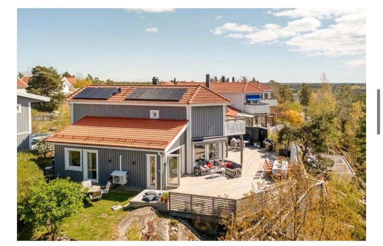 Wonderful view of the treetops next to the golf course, 4 bedrooms - B&B Jönåker