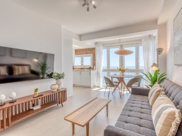 Hanami Avenida de España Oceanfront - Bed and Breakfast Estepona