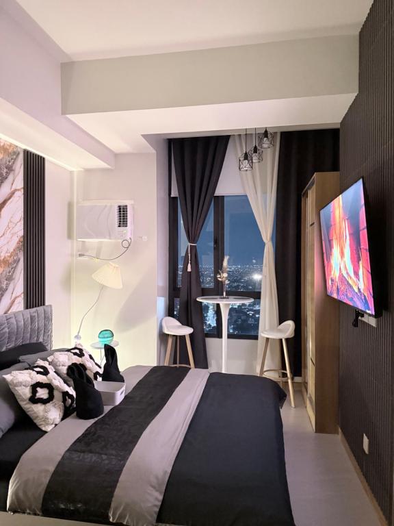 Cozy Condo Staycation in Quezon City near Sm North Trinoma Solaire with city lights view - B&B Manila
