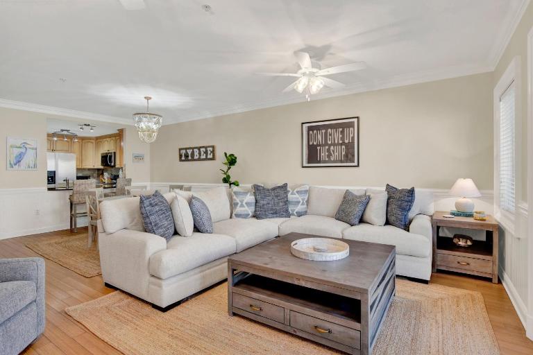 Brass Rail Unit 112 - B&B Tybee Island