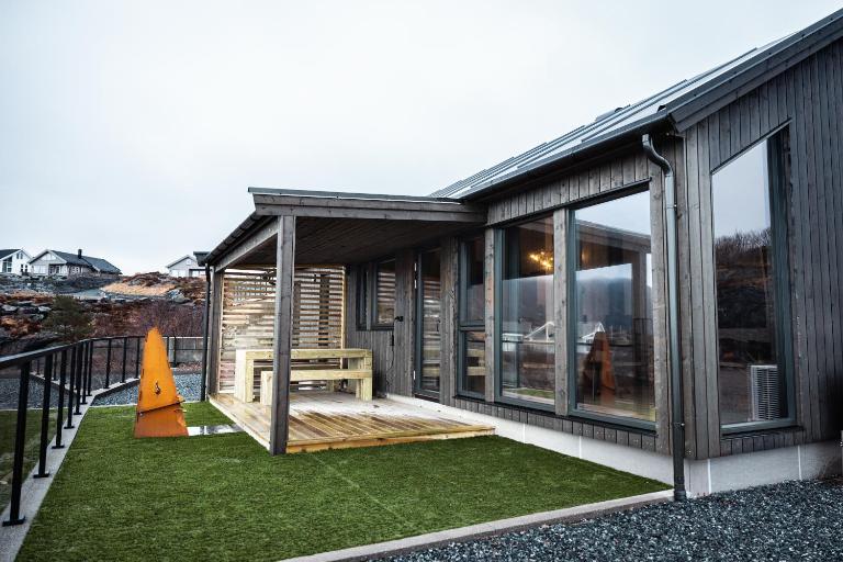 Sunset Island Retreat, Ocean Cabin with Hot Tub - B&B Hærland