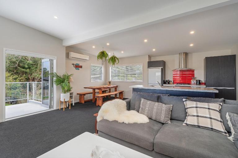 Wharf Landing - Harbour View with Sunny Balcony, Walk to Town - B&B Coromandel