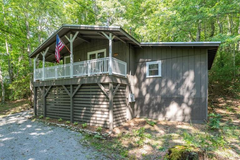 The Deep Forest Green Cottage · The Deep Forest Green Cottage - Bed and Breakfast Cedar Mountain