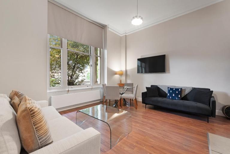 Gloucester Gardens Raised Ground Floor Sleeps 5 - B&B London