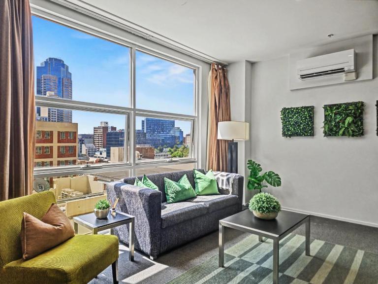 60sqm Paris End City Stay Walk to All plus Work Setup MN904 - B&B Melbourne