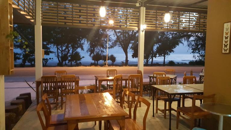 Yellow House Rayong - B&B Ban Phe