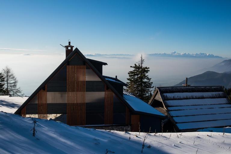 Apartments Zvoh, Krvavec, Ski-in, Ski-out - Bed and Breakfast Cerklje na Gorenjskem