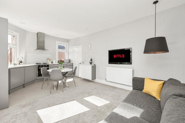 The Perfect Stay, One Bedroom Apartment - Large Terrace with Amazing View - B&B London