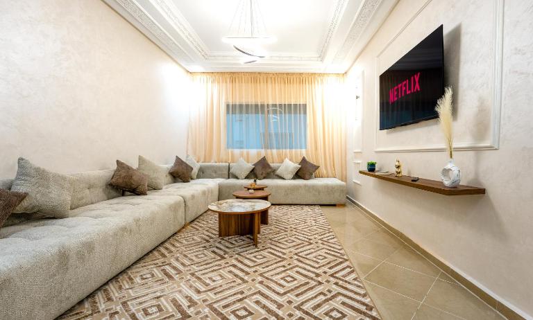 Modern Apartment, Near Train Station, Fiber WiFi, Parking - B&B Kenitra