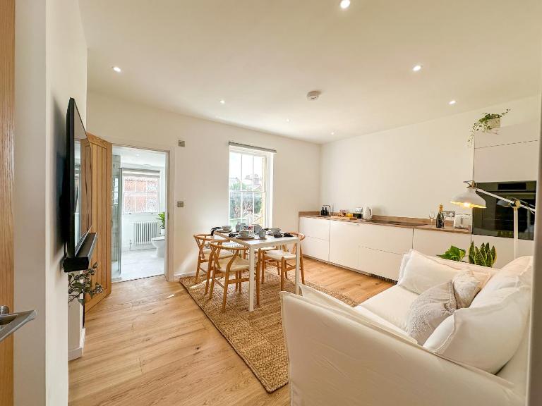 New - Luxury City Centre Oasis - Free Private Parking - B&B Canterbury