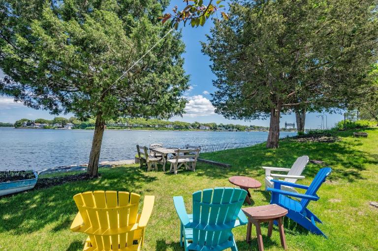 Vacation Bliss: Bay Views Beach Access - B&B Buzzards Bay