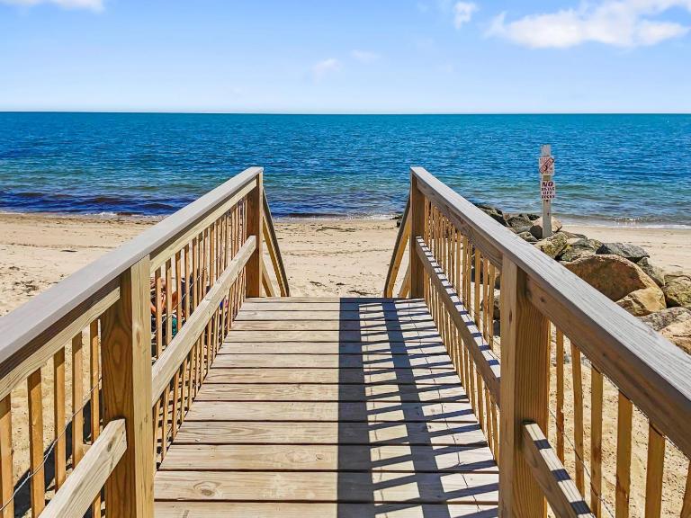 Beachfront Escape in Dennis Port - B&B Dennis Port