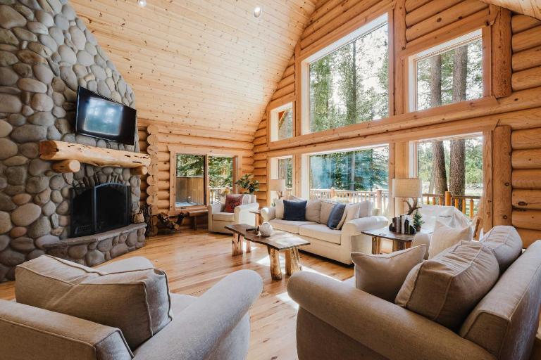 Riverfront log cabin style home with full kitchen deck washer & dryer and WIFI - Ferienwohnung Bend