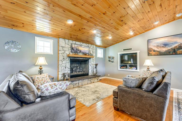 Lakefront Cabin Retreat w/ Dock in Robbinsville! - Chambres d'hôtes Robbinsville