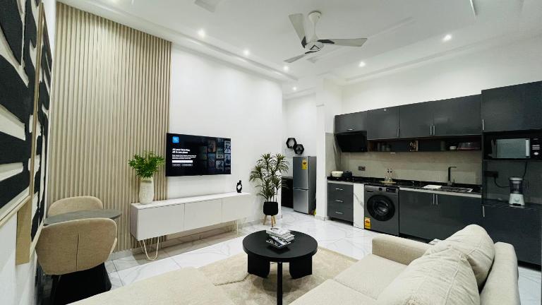 Ritz Elegant Studio Apartment - B&B Accra