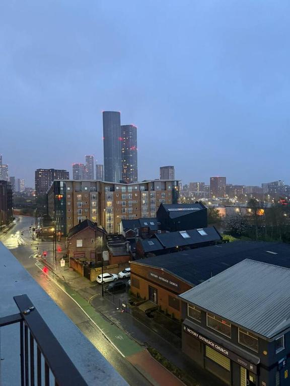 Cityside Duplex - Peaceful 2BR w/ Views - Chambres d'hôtes Manchester