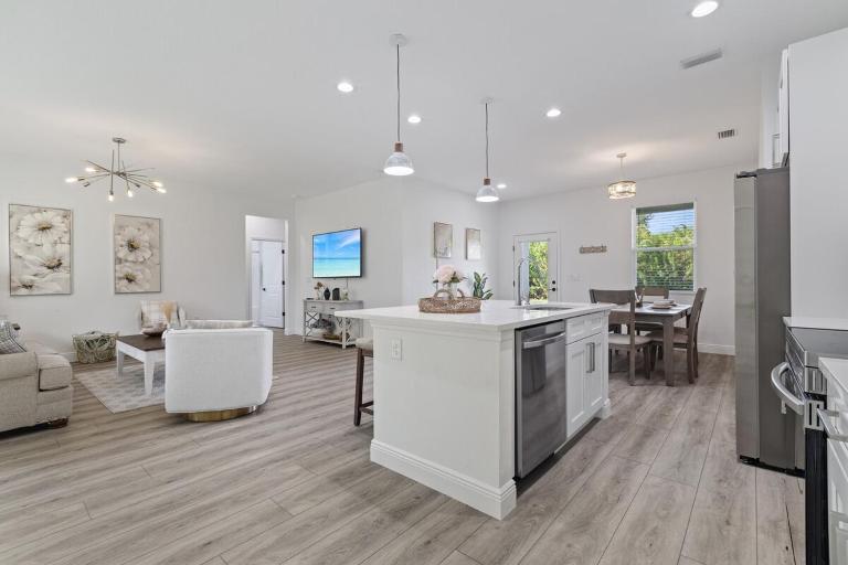 Elegant, Modern And New House - B&B Port Charlotte