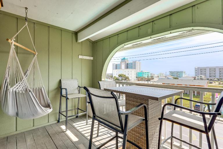 Cozy Carolina Beach Condo w/ Ocean Views! - B&B Carolina Beach