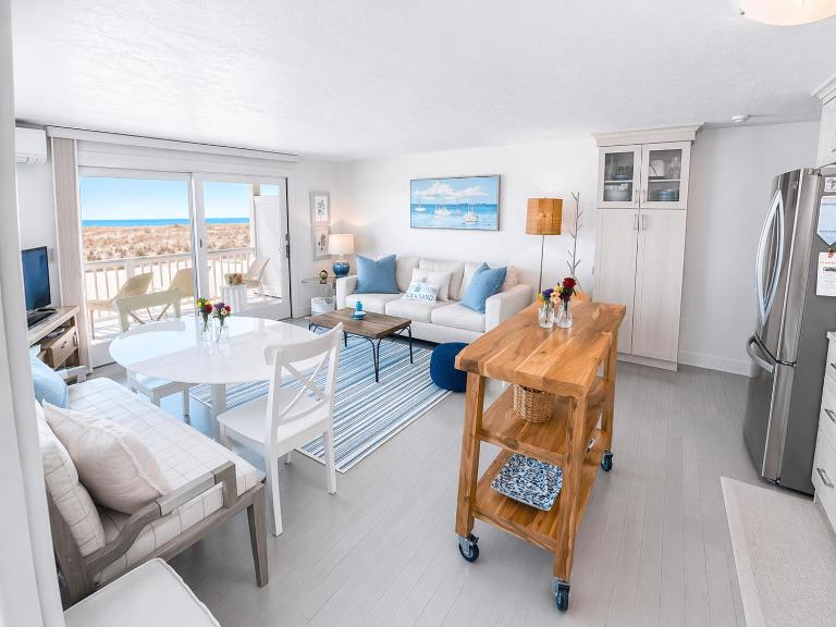 Stunning Bay Views | Beach Access - Deck - Parking - B&B Provincetown