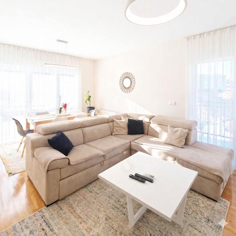 Fully furnished apartment in Street C & Garage - Bed and Breakfast Pristina