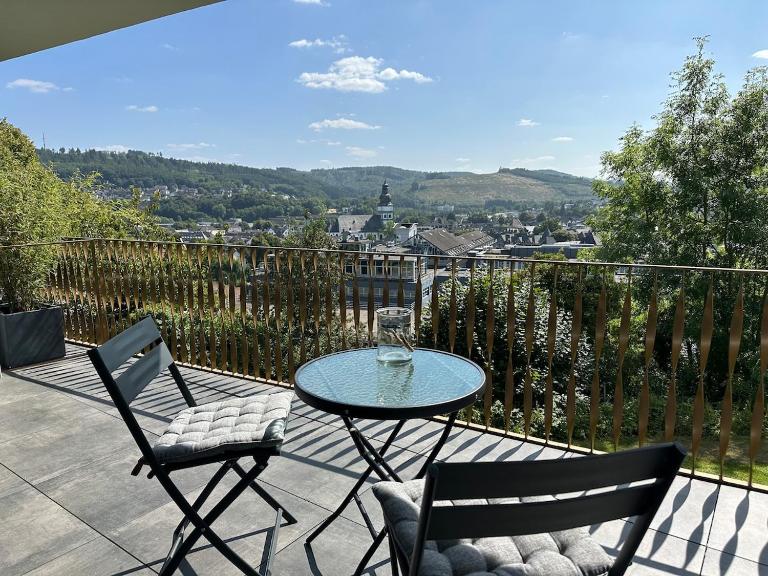 Chices Appartement in zentraler Lage mit großem Balkon - Ferienwohnung Attendorn