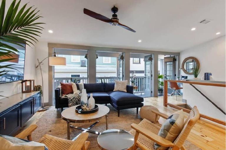Upscale Carriage House with Pool Near River St - Chambres d'hôtes Savannah