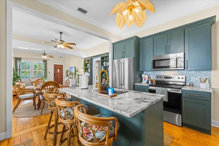Steps to Sponge Docks Private Downtown Compound and Guest House - B&B Tarpon Springs