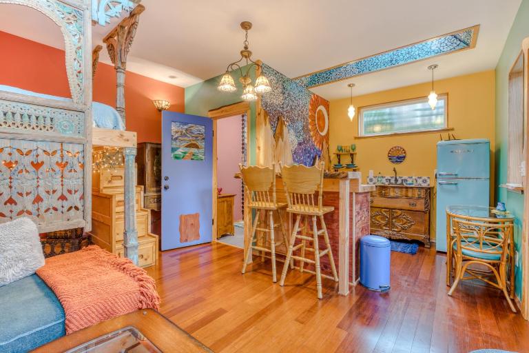 Sweet Sunshine Suite- Artistic, cozy, and colorful - B&B Portland