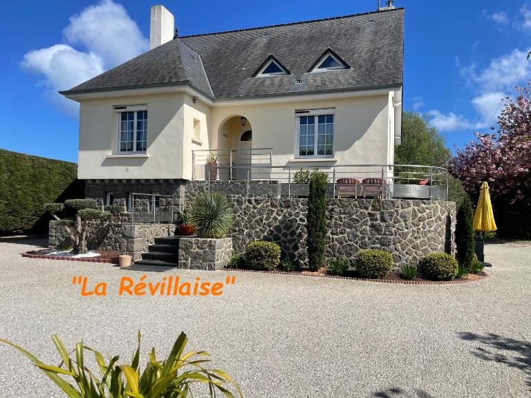 Proche mer, Cour privée et Grand Jardin clos - 2 à 5 personnes - B&B Réville