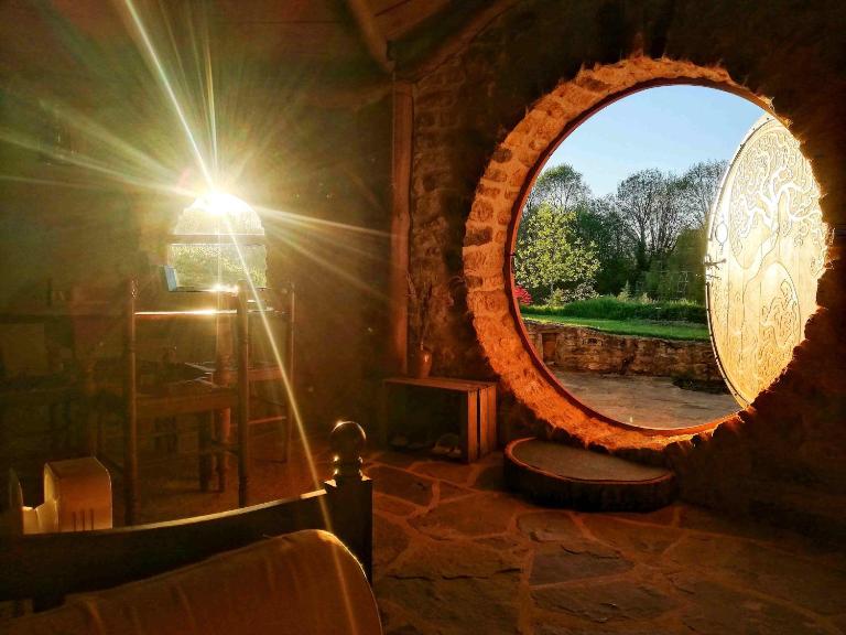 Cabane de Hobbit insolite proche Futuroscope - Le Coteau des Fadets - B&B Magné
