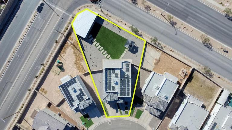 Massive Backyard Tri Level Home 4 Bed 3 and a Half Bath - Bed and Breakfast El Paso