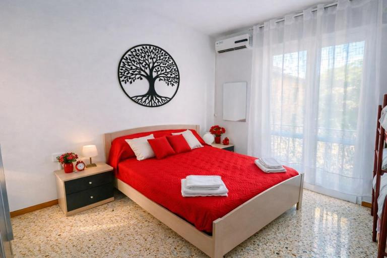 APPARTAMENTO ROSSO - OVER THE RAINBOW APARTMENTS LIDO di JESOLO A 200m dalla Spiaggia Posto Auto Aria Condizionata e Terrazza - B&B Lido di Jesolo