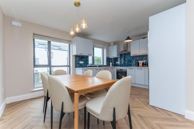Modern 4-Bedroom Townhouse in the Heart of Barna Village - Bed and Breakfast Bearna