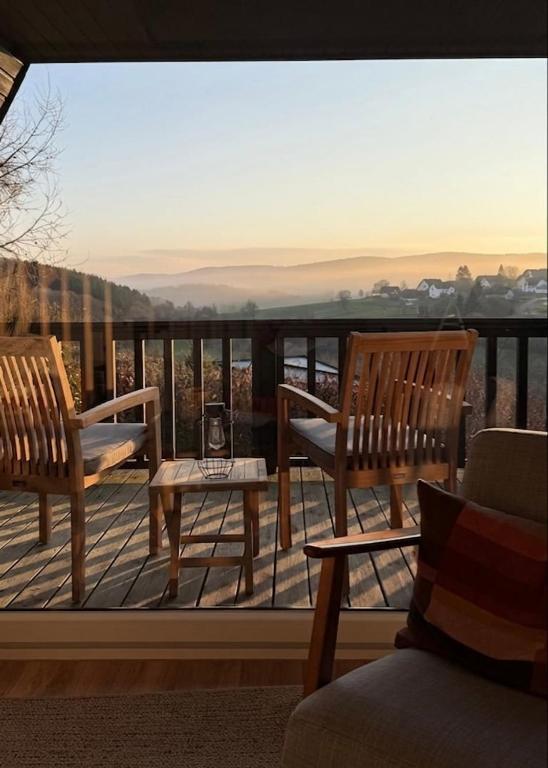 Designer chalet with gorgeous Eifel panorama - Chambres d'hôtes Kerschenbach
