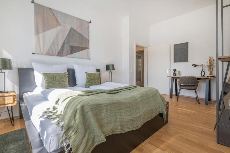 LiteLiving Krefeld Zentrum - 115qm Business-Apartment nahe Messe Düsseldorf mit 2 Schlafzimmern & Arbeitsplätzen - B&B Krefeld