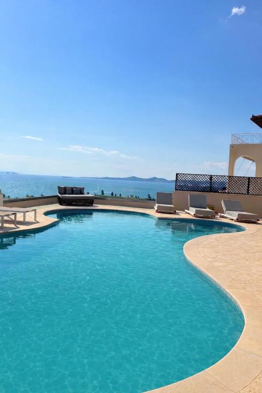 Seaview Villa Resort Lagonissi - Walk to Beach - B&B Lagonísi
