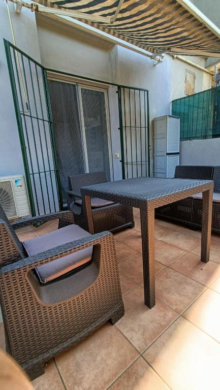 Karina, to the beach with terrace and private parking - B&B Savona