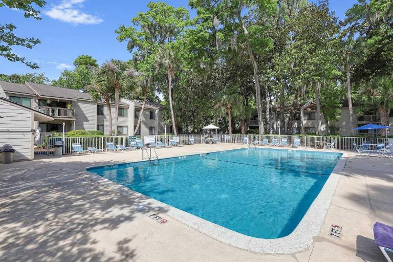 Forest Gardens Getaway - Community Pool - Bed and Breakfast Hilton Head