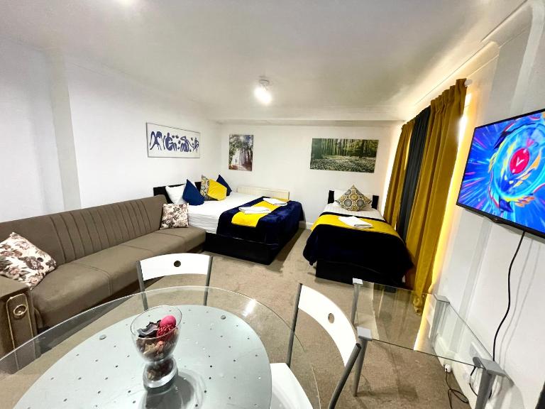 2 Bedrooms Modern Central London Apartment, Full Kitchen, 5 minutes Tube Station - B&B London