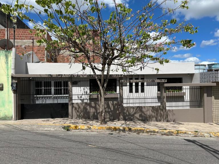Casa Flor - 250m da praça de eventos, com garagem - B&B Garanhuns