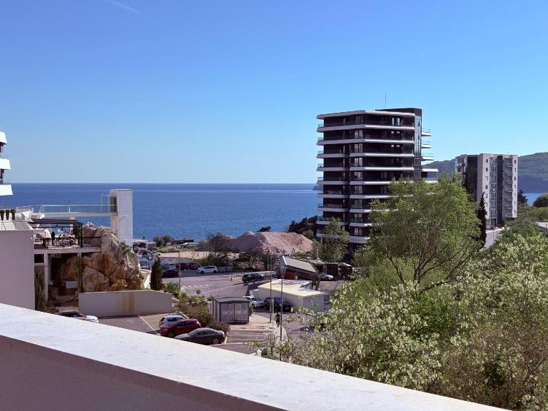 Sea View studio & Private Garage -Twin Towers - B&B Bečići