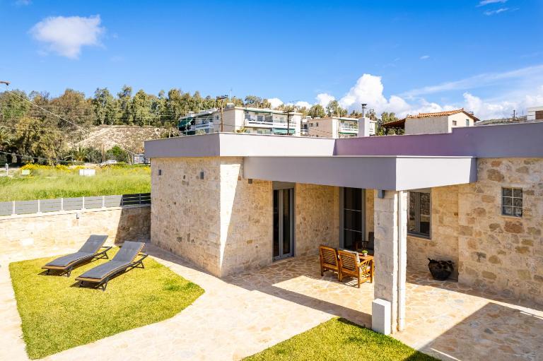 AG Stone Home - Idyllic Beachside Villa in Isthmia - Ferienwohnung Isthmía