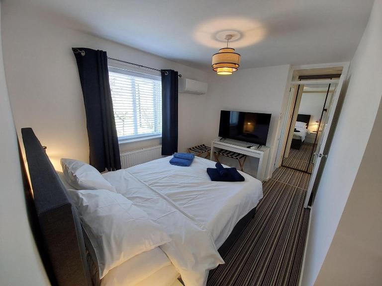 2 beds, AC, fully enclosed patio, private parking - Ferienwohnung Poole