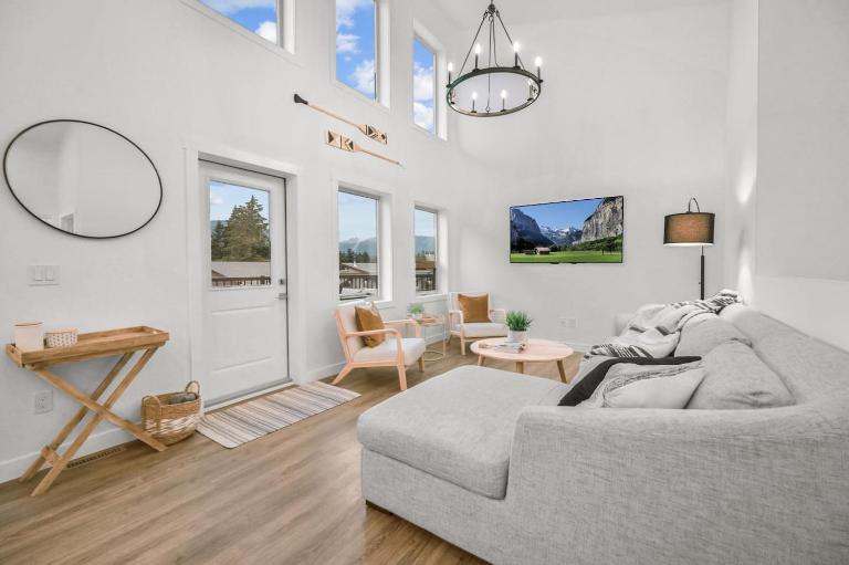 Hideaways Mins to Lake King Bed Dbl Garage AC - B&B Invermere